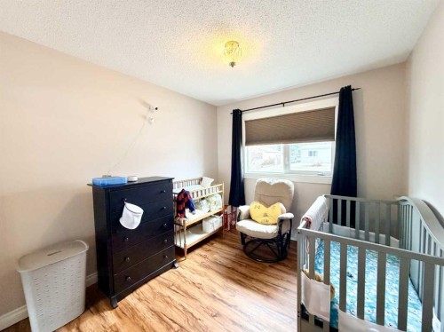 202 2 Avenue Ne, Linden, AB - Indoor Photo Showing Bedroom