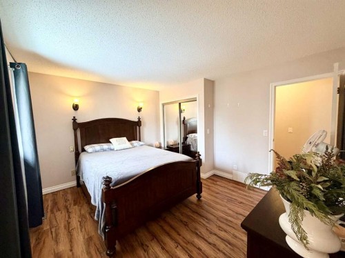 202 2 Avenue Ne, Linden, AB - Indoor Photo Showing Bedroom