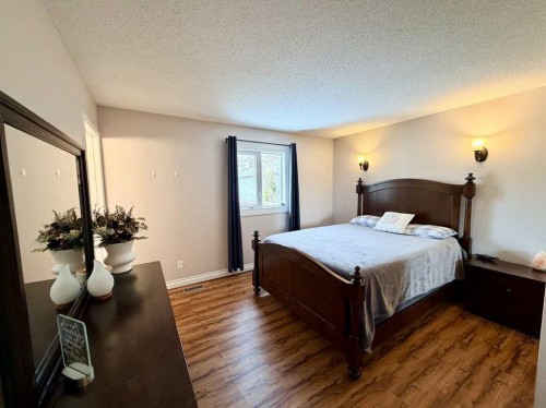 202 2 Avenue Ne, Linden, AB - Indoor Photo Showing Bedroom