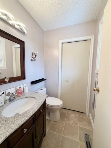 202 2 Avenue Ne, Linden, AB - Indoor Photo Showing Bathroom