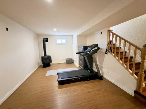 202 2 Avenue Ne, Linden, AB - Indoor Photo Showing Gym Room
