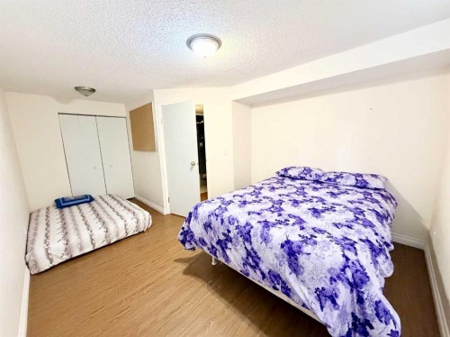 202 2 Avenue Ne, Linden, AB - Indoor Photo Showing Bedroom