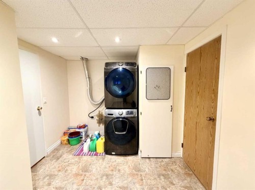 202 2 Avenue Ne, Linden, AB - Indoor Photo Showing Laundry Room