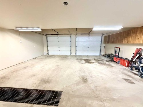 202 2 Avenue Ne, Linden, AB - Indoor Photo Showing Garage