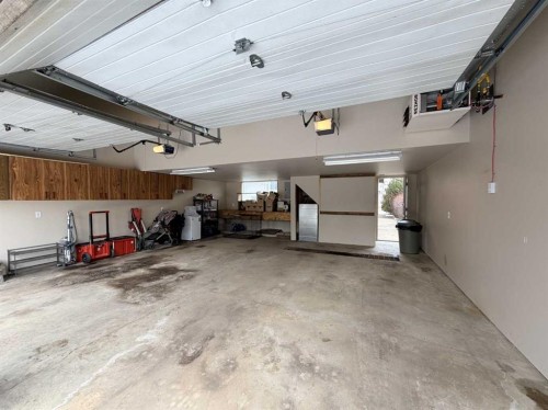 202 2 Avenue Ne, Linden, AB - Indoor Photo Showing Garage