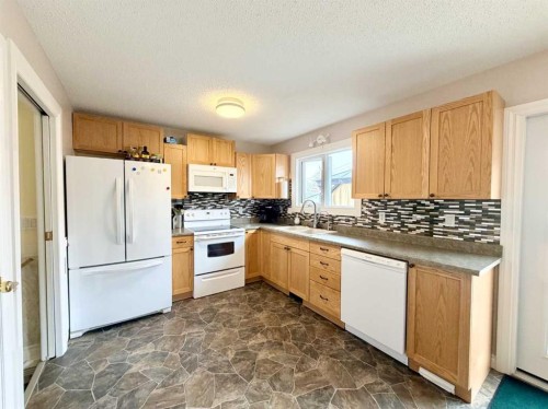 202 2 Avenue Ne, Linden, AB - Indoor Photo Showing Kitchen