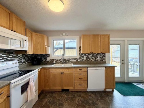 202 2 Avenue Ne, Linden, AB - Indoor Photo Showing Kitchen With Double Sink