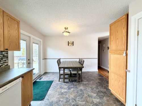 202 2 Avenue Ne, Linden, AB - Indoor