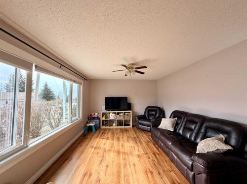 202 2 Avenue Ne, Linden, AB - Indoor Photo Showing Living Room