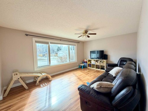 202 2 Avenue Ne, Linden, AB - Indoor Photo Showing Living Room