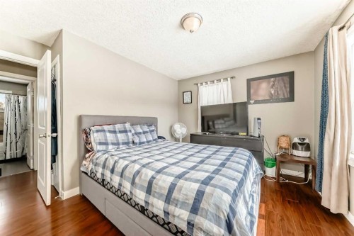 2428 3 Avenue Nw, Calgary, AB - Indoor Photo Showing Bedroom