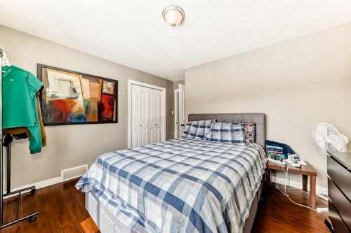 2428 3 Avenue Nw, Calgary, AB - Indoor Photo Showing Bedroom