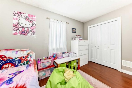 2428 3 Avenue Nw, Calgary, AB - Indoor Photo Showing Bedroom