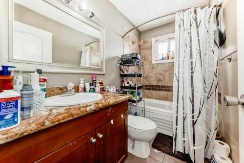 2428 3 Avenue Nw, Calgary, AB - Indoor Photo Showing Bathroom
