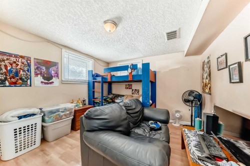 2428 3 Avenue Nw, Calgary, AB - Indoor