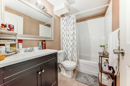 2428 3 Avenue Nw, Calgary, AB - Indoor Photo Showing Bathroom