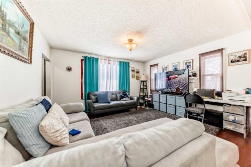 2428 3 Avenue Nw, Calgary, AB - Indoor Photo Showing Living Room