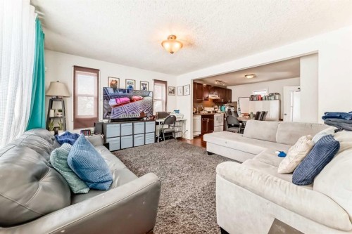 2428 3 Avenue Nw, Calgary, AB - Indoor Photo Showing Living Room
