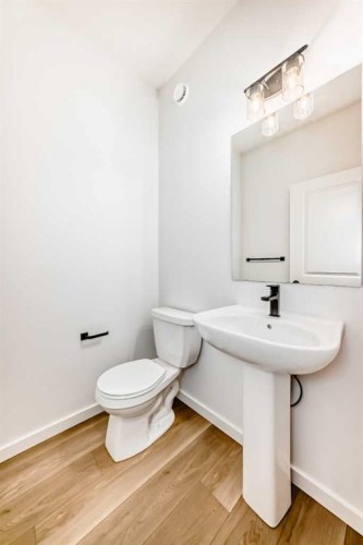 58 Walgrove Bay Se, Calgary, AB - Indoor Photo Showing Bathroom