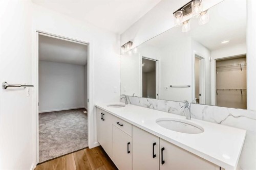 58 Walgrove Bay Se, Calgary, AB - Indoor Photo Showing Bathroom