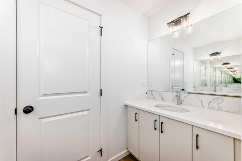58 Walgrove Bay Se, Calgary, AB - Indoor Photo Showing Bathroom
