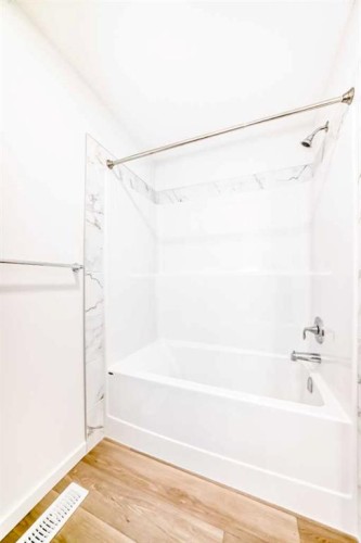 58 Walgrove Bay Se, Calgary, AB - Indoor Photo Showing Bathroom