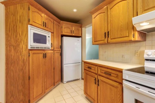 55 Oakmount Court Sw, Calgary, AB - Indoor Photo Showing Kitchen