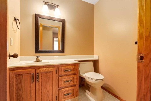55 Oakmount Court Sw, Calgary, AB - Indoor Photo Showing Bathroom