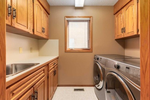 55 Oakmount Court Sw, Calgary, AB - Indoor Photo Showing Laundry Room