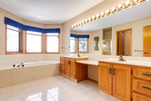 55 Oakmount Court Sw, Calgary, AB - Indoor Photo Showing Bathroom