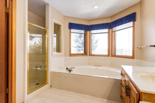 55 Oakmount Court Sw, Calgary, AB - Indoor Photo Showing Bathroom