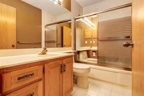 55 Oakmount Court Sw, Calgary, AB - Indoor Photo Showing Bathroom