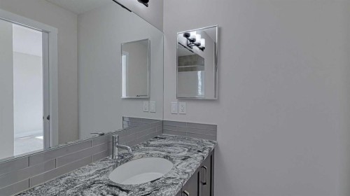 282 Alpine Avenue Sw, Calgary, AB - Indoor Photo Showing Bathroom