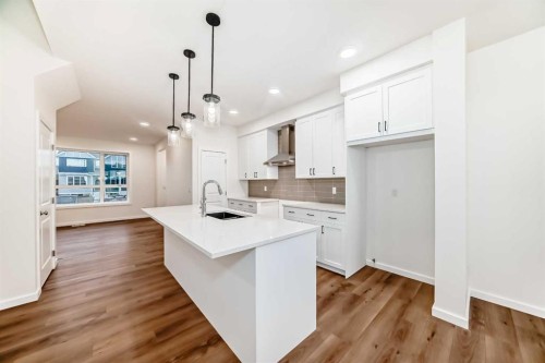62 Starling Boulevard Nw, Calgary, AB - Indoor Photo Showing Kitchen