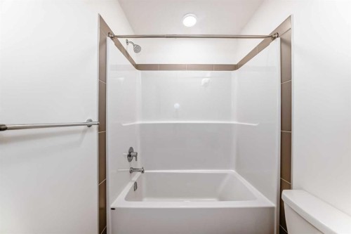 62 Starling Boulevard Nw, Calgary, AB - Indoor Photo Showing Bathroom