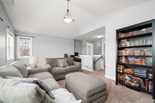 102 Morningside Point Sw, Airdrie, AB - Indoor Photo Showing Living Room
