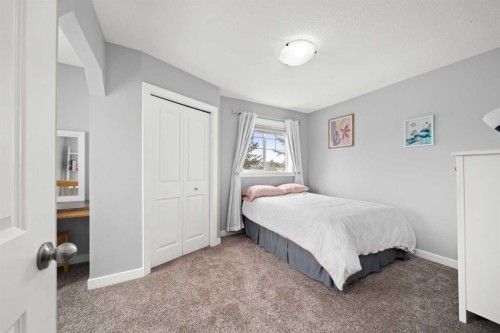 102 Morningside Point Sw, Airdrie, AB - Indoor Photo Showing Bedroom