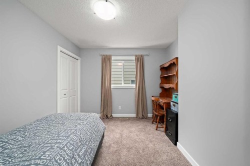 102 Morningside Point Sw, Airdrie, AB - Indoor Photo Showing Bedroom