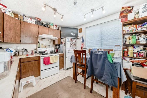 137 Bermuda Drive Nw, Calgary, AB - Indoor Photo Showing Kitchen