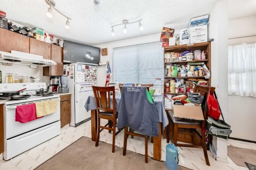 137 Bermuda Drive Nw, Calgary, AB - Indoor Photo Showing Kitchen