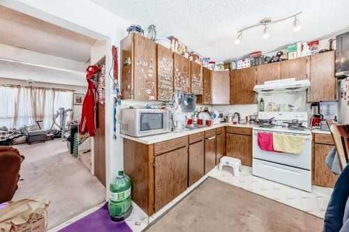 137 Bermuda Drive Nw, Calgary, AB - Indoor Photo Showing Kitchen