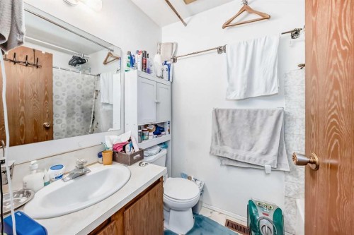137 Bermuda Drive Nw, Calgary, AB - Indoor Photo Showing Bathroom