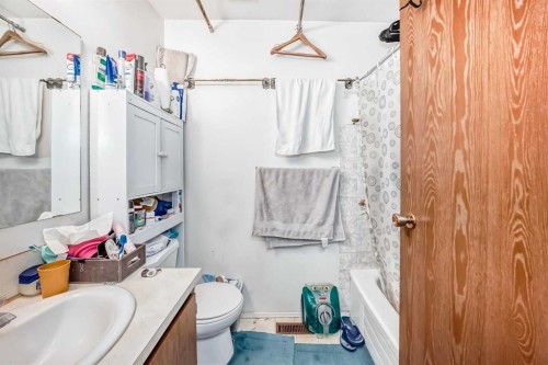 137 Bermuda Drive Nw, Calgary, AB - Indoor Photo Showing Bathroom