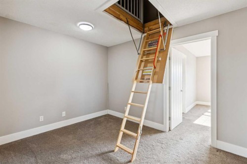 442 Quarry Park Boulevard Se, Calgary, AB - Indoor Photo Showing Other Room