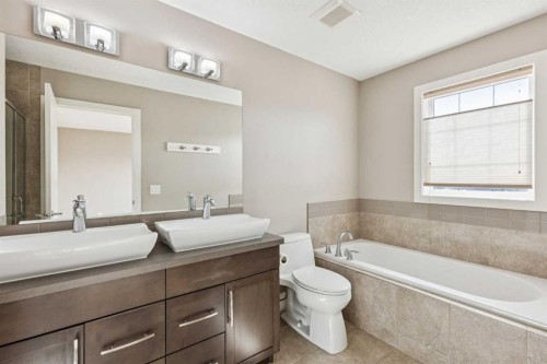 442 Quarry Park Boulevard Se, Calgary, AB - Indoor Photo Showing Bathroom