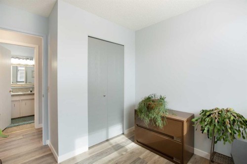 1133 Berkley Drive Nw, Calgary, AB - Indoor Photo Showing Other Room