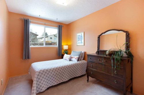 1133 Berkley Drive Nw, Calgary, AB - Indoor Photo Showing Bedroom