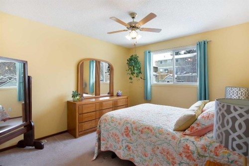 1133 Berkley Drive Nw, Calgary, AB - Indoor Photo Showing Bedroom