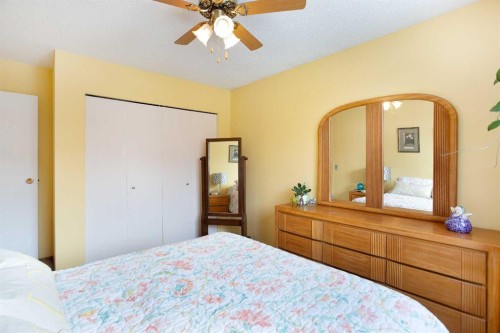 1133 Berkley Drive Nw, Calgary, AB - Indoor Photo Showing Bedroom