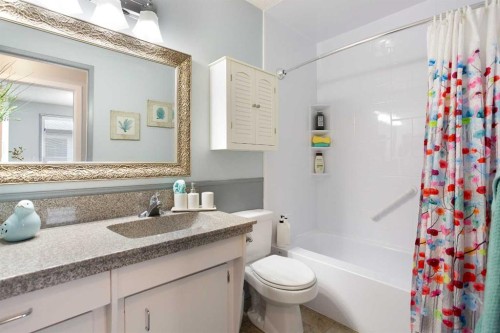1133 Berkley Drive Nw, Calgary, AB - Indoor Photo Showing Bathroom